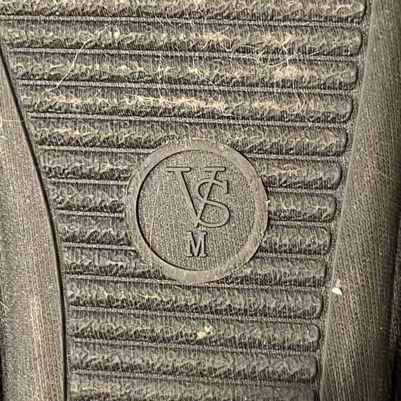 Victoria’s Secret Fuzzy Slip on Slippers. Size Medium. Black‎ W/bow - Picture 8 of 8